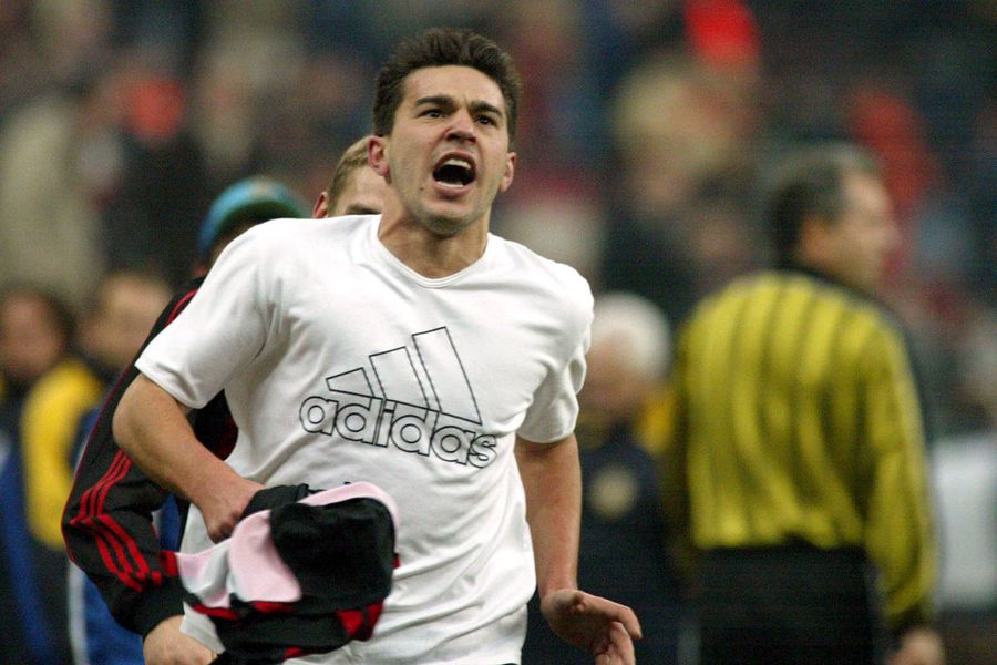 Bucuria de nedescris a lui Cosmin Contra după golul marcat în Inter - AC Milan 2-4 din octombrie 2001 / Foto: Imago Cum își amintesc italienii de Gică Hagi și de Răducioiu » „Cenușăreasa cu călcâie tari ca marmura și fața acră a unui fermier mutat la oraș” + „Când intra în careu, i se stingea becul!”