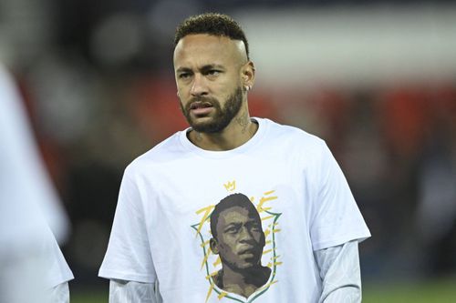 Neymar, cu un tricou pe care este imprimată figura legendei Pele / foto: Imago
