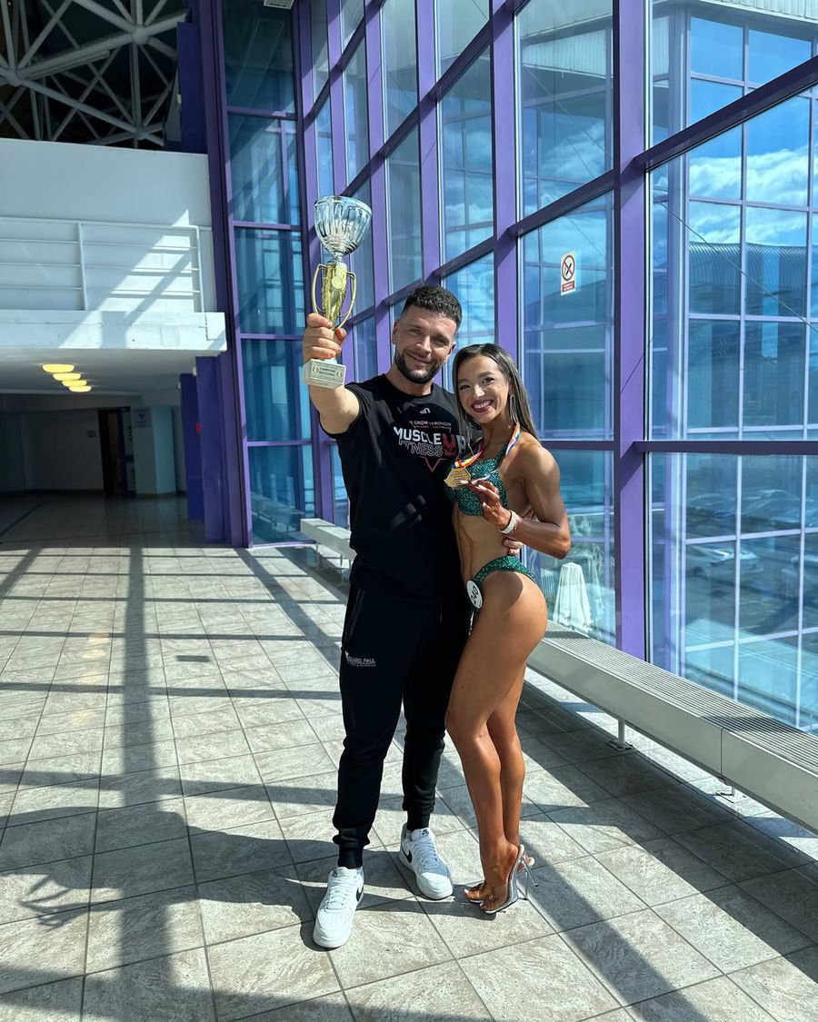 Maria Brătilescu și antrenorul ei, Eduard Petricioiu // foto: Instagram Educatoarea din orașul din România cu 7.000 de locuitori a cucerit argintul mondial! Secretul ei: „S-a văzut pe scenă”