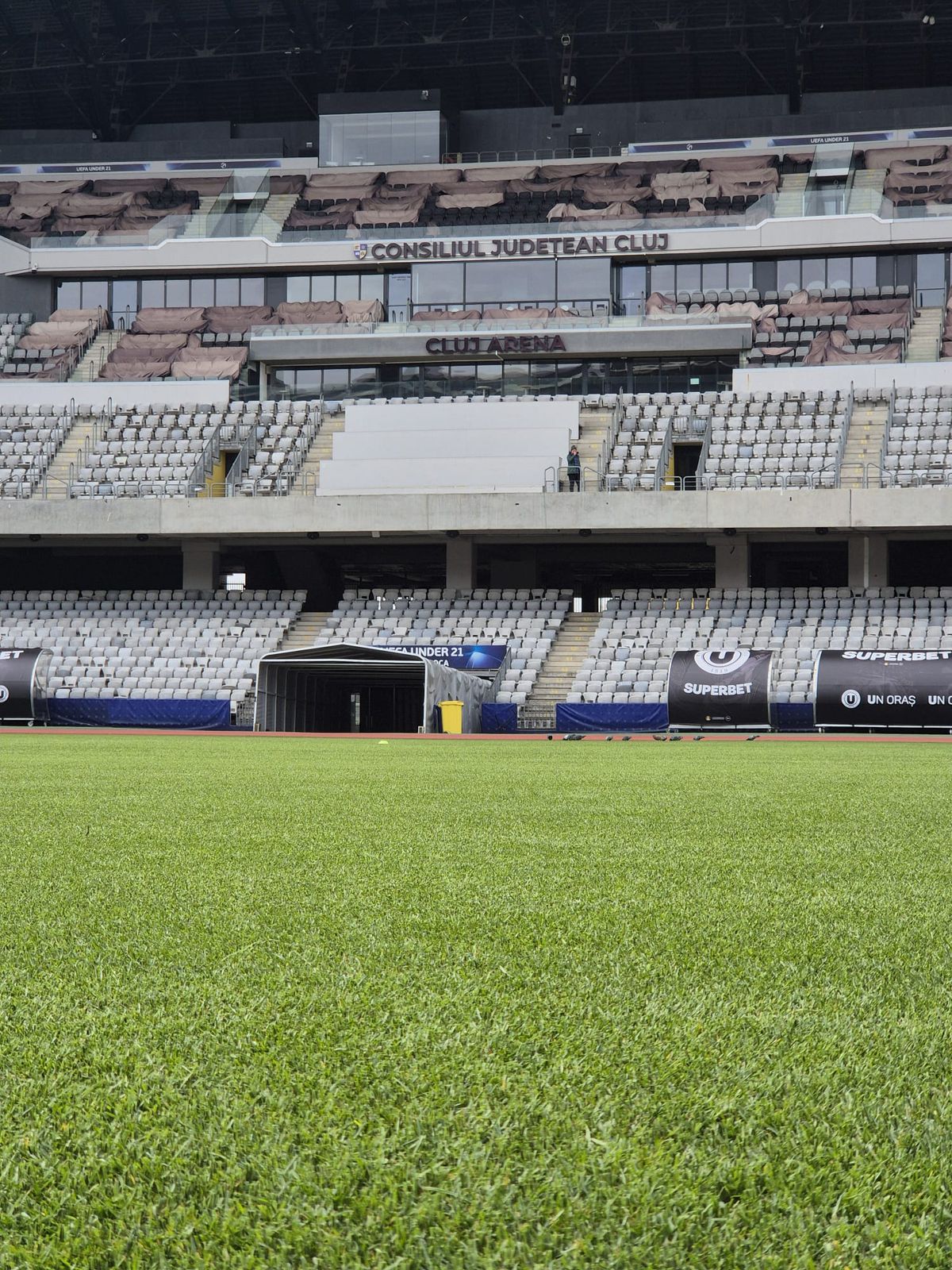 Gazon nou pe unul dintre cele mai mari stadioane din România, asemănător marilor arene din Europa