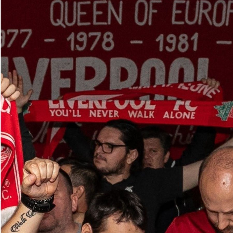 „A durat vreo 3 ani tratamentul de leucemie. Liverpool a însemnat de atunci și mai mult” » Interviu cu poetul Alin Dimache: „Poezie am găsit pe mai multe stadioane”