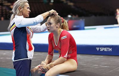 „Mami, mami, nu mai pot!” / „Du-te dracului!” » Filmări greu de privit cu antrenoarea Camelia Voinea în timp ce își abuzează verbal propria fiică, în sală