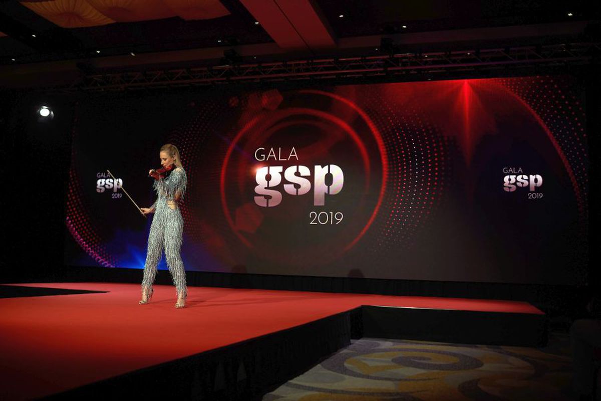 VIDEO+FOTO Cea mai sexy apariție de la Gala GSP » Amadeea Violin a făcut senzație pe scenă