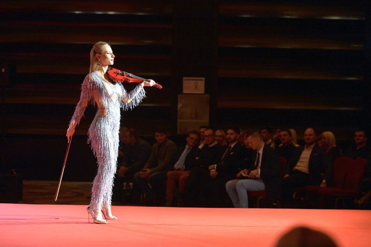VIDEO+FOTO Cea mai sexy apariție de la Gala GSP » Amadeea Violin a făcut senzație pe scenă