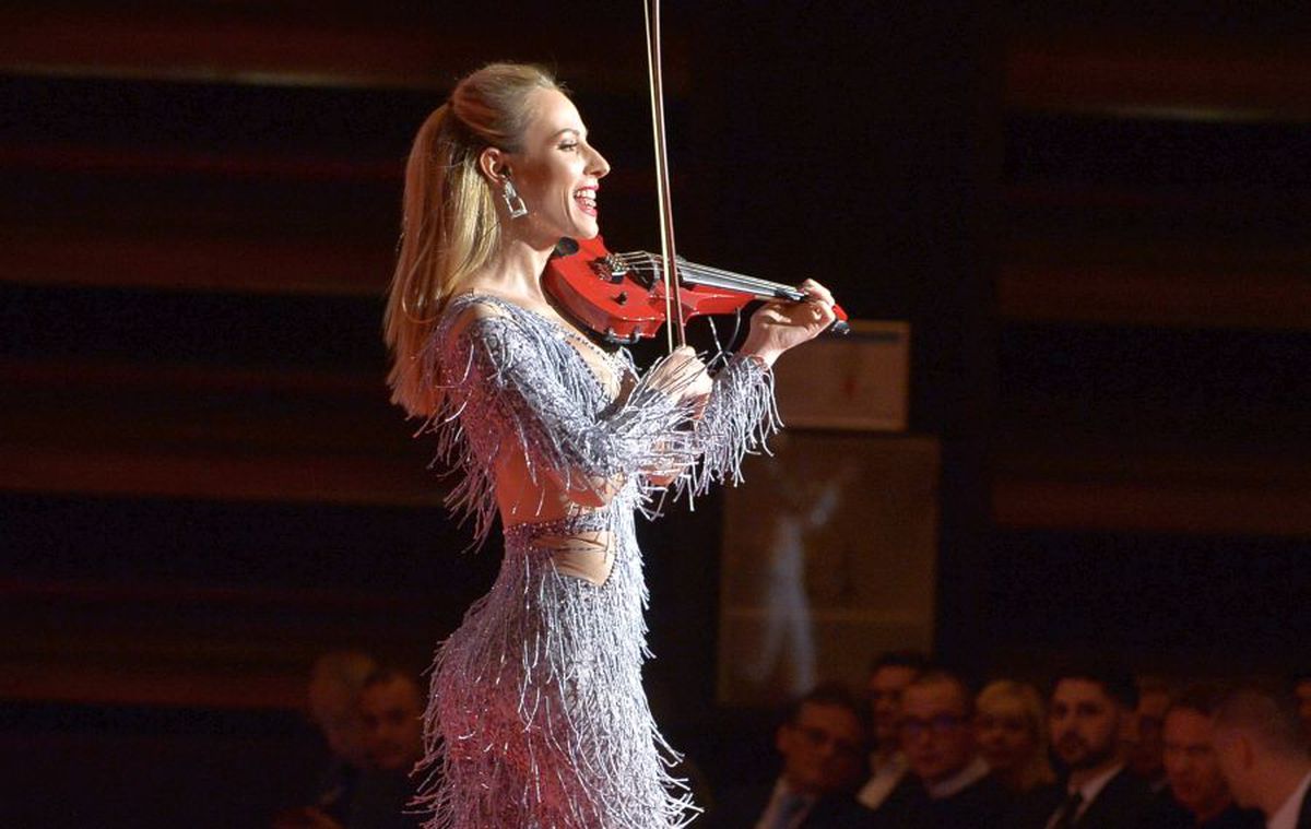 VIDEO+FOTO Cea mai sexy apariție de la Gala GSP » Amadeea Violin a făcut senzație pe scenă