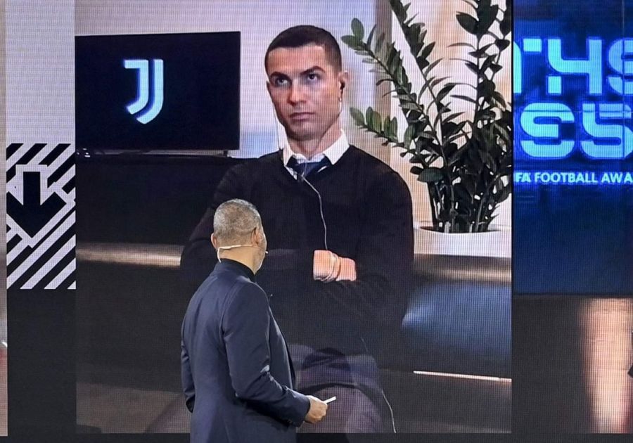Cristiano Ronaldo, imediat după desemnarea câștigătorului // foto: Twitter @ DiarioOle Cristiano Ronaldo, voturi total surprinzătoare la gala „The Best” » Pe cine a ales Lionel Messi