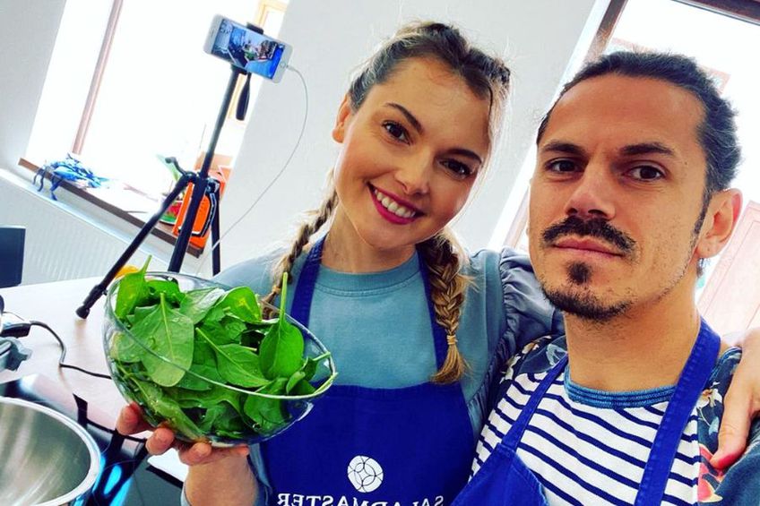 George Florescu, alături de soția Irina, la treabă în bucătărie. Sursă foto: instagram.com/geo_flores/
