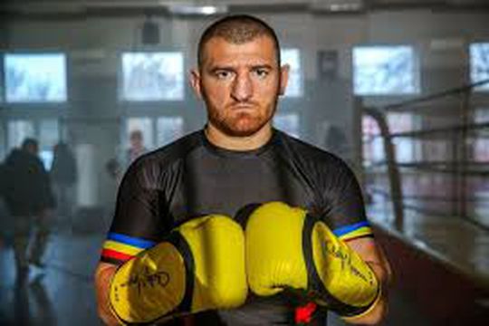 Cătălin Moroșanu (36 de ani) merge pe mâna lui Benny Adegbuyi (35 de ani) în lupta împotriva marocanului Badr Hari (36 de ani). Gala Glory 76 are loc sâmbătă, de la ora 22:00.