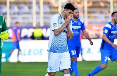 Probleme mari pentru atacantul Craiovei! Sfătuit să se retragă la 28 de ani: „Riscul e mai mare decât la Țucudean”