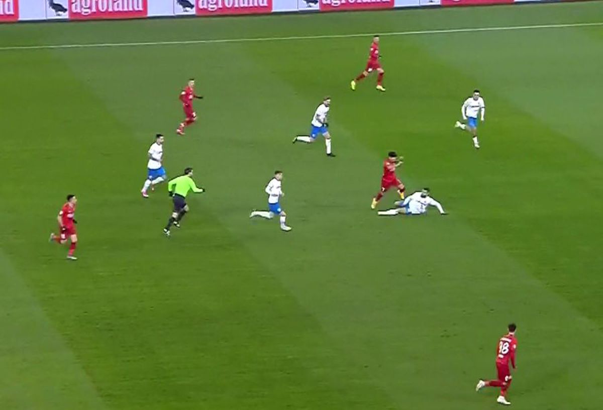 FOTO Florinel Coman a încercat să îl scoată pe Marius Constantin din joc! Ovidiu Hațegan, la 2 metri de fază