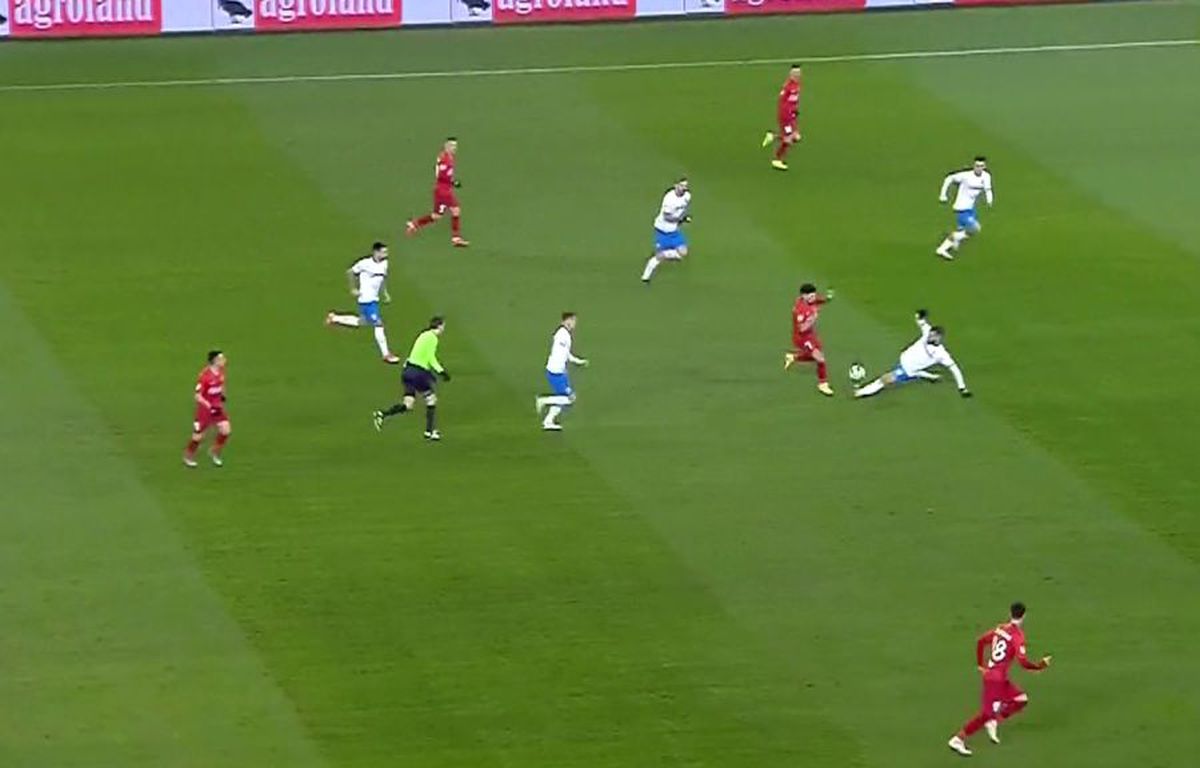 FOTO Florinel Coman a încercat să îl scoată pe Marius Constantin din joc! Ovidiu Hațegan, la 2 metri de fază