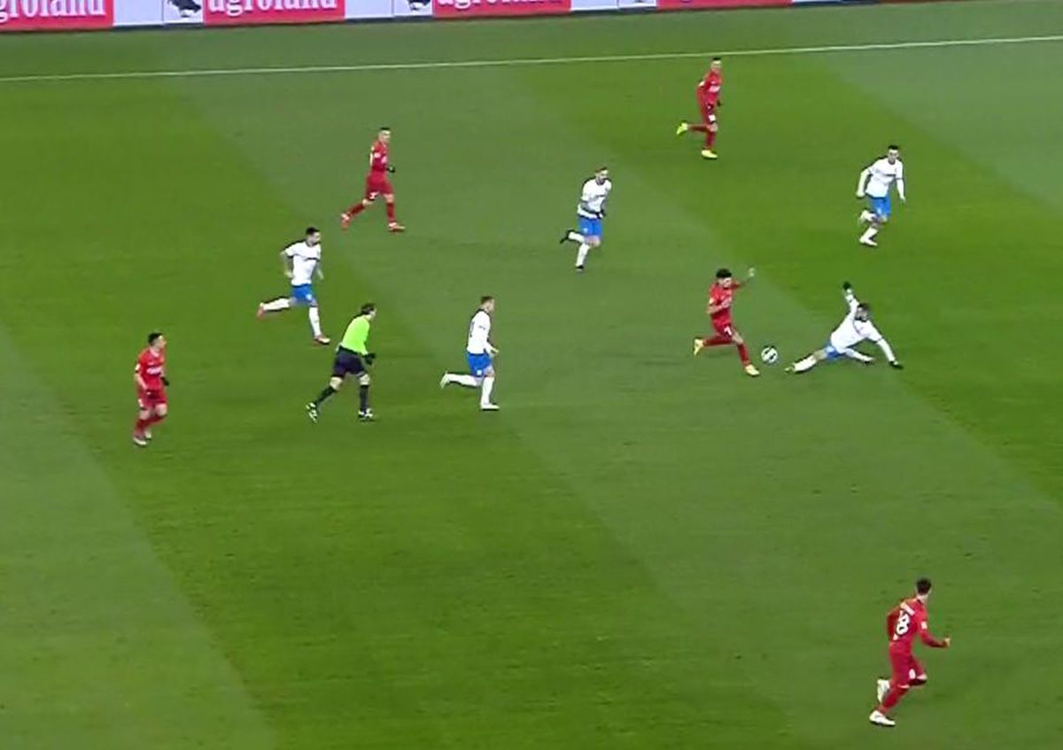 FOTO Florinel Coman a încercat să îl scoată pe Marius Constantin din joc! Ovidiu Hațegan, la 2 metri de fază