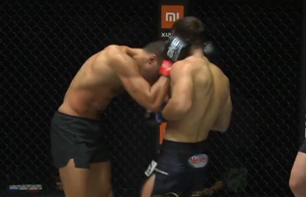 VIDEO Andrei Stoica, lovit violent cu capul în gură în meciul pentru centura mondială! Românul a pierdut lupta pentru titlu