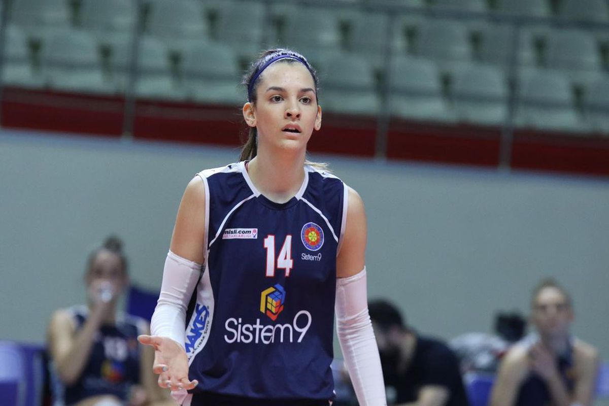Abia desemnată cea mai bună voleibalistă română în 2021, Alexia Căruţaşu vrea să reprezinte Turcia!