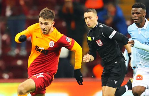 Berkan Kutlu (23 de ani), mijlocașul lui Galatasaray, a fost chemat la microfonul televiziunii care transmite Superliga în Turcia. Extrem de nervos, a lansat acuzații la adresa arbitrului Zorbay Kucuk.