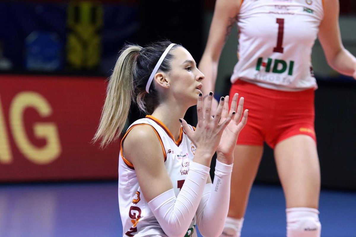 Abia desemnată cea mai bună voleibalistă română în 2021, Alexia Căruţaşu vrea să reprezinte Turcia!