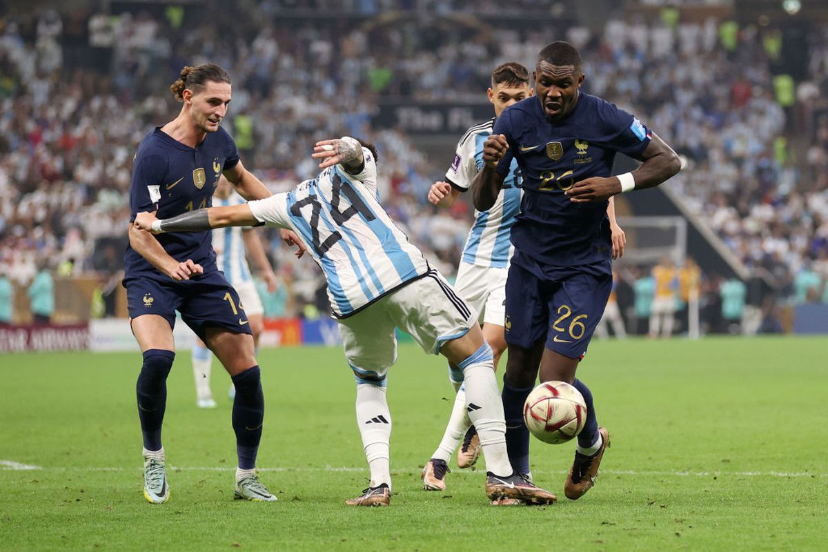 Sensul neștiut al pelerinei cu care a fost îmbrăcat Lionel Messi de șeici