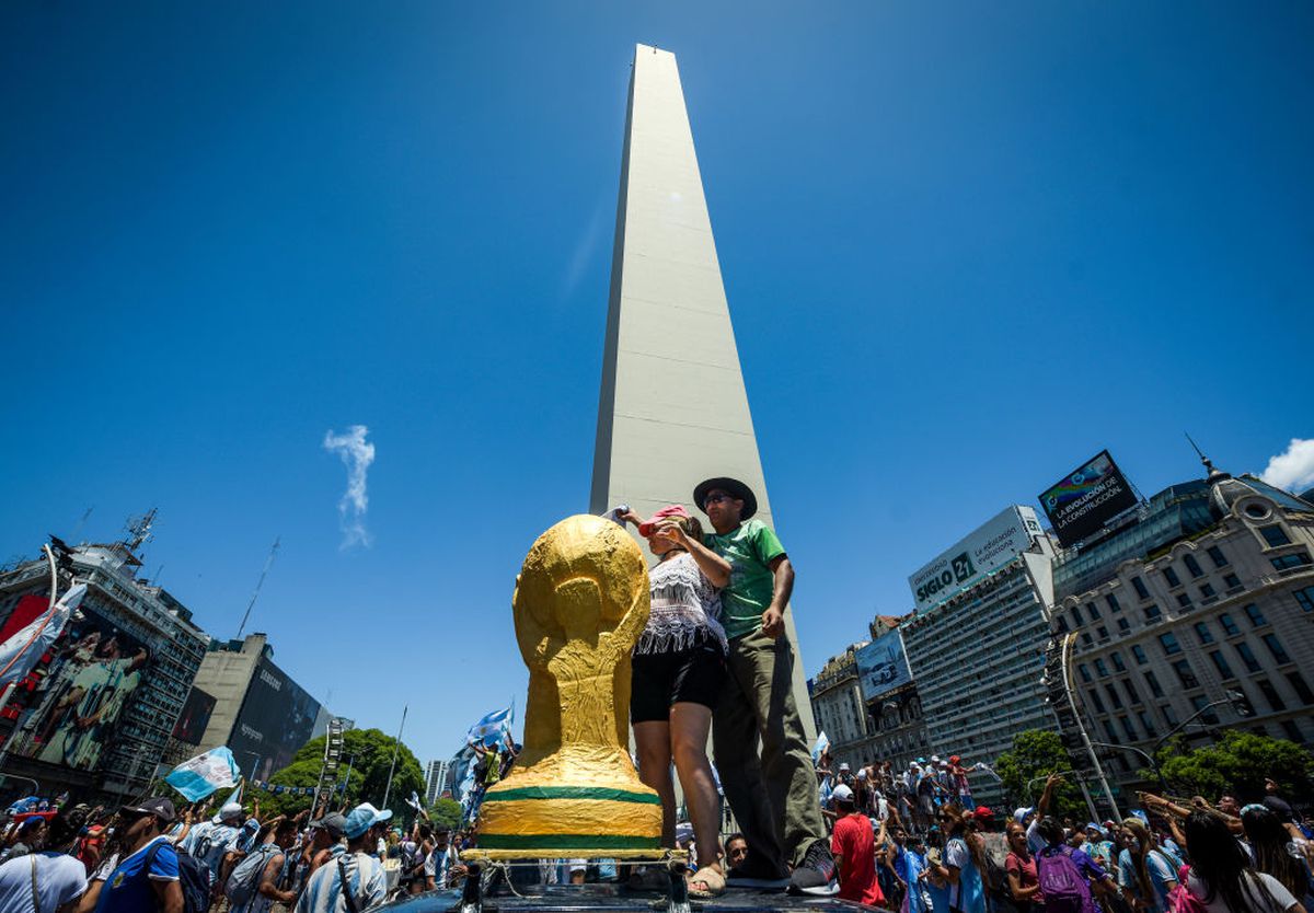 Peste 2 milioane de oameni sărbătoresc pe stradă titlul mondial cucerit de Argentina