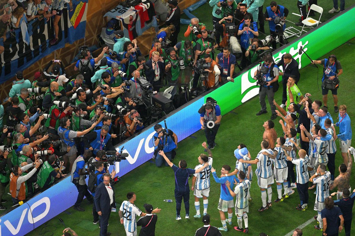 Pasiune, nu diplomație » Gazeta a mers la Ambasada Argentinei din București, a doua zi după ce Messi a luat Cupa Mondială: „L-am avut pe Maradona, acum avem alt zeu. Anxietatea a fost dramatică”