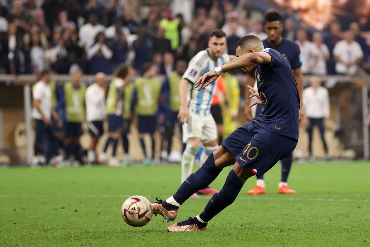 Sensul neștiut al pelerinei cu care a fost îmbrăcat Lionel Messi de șeici