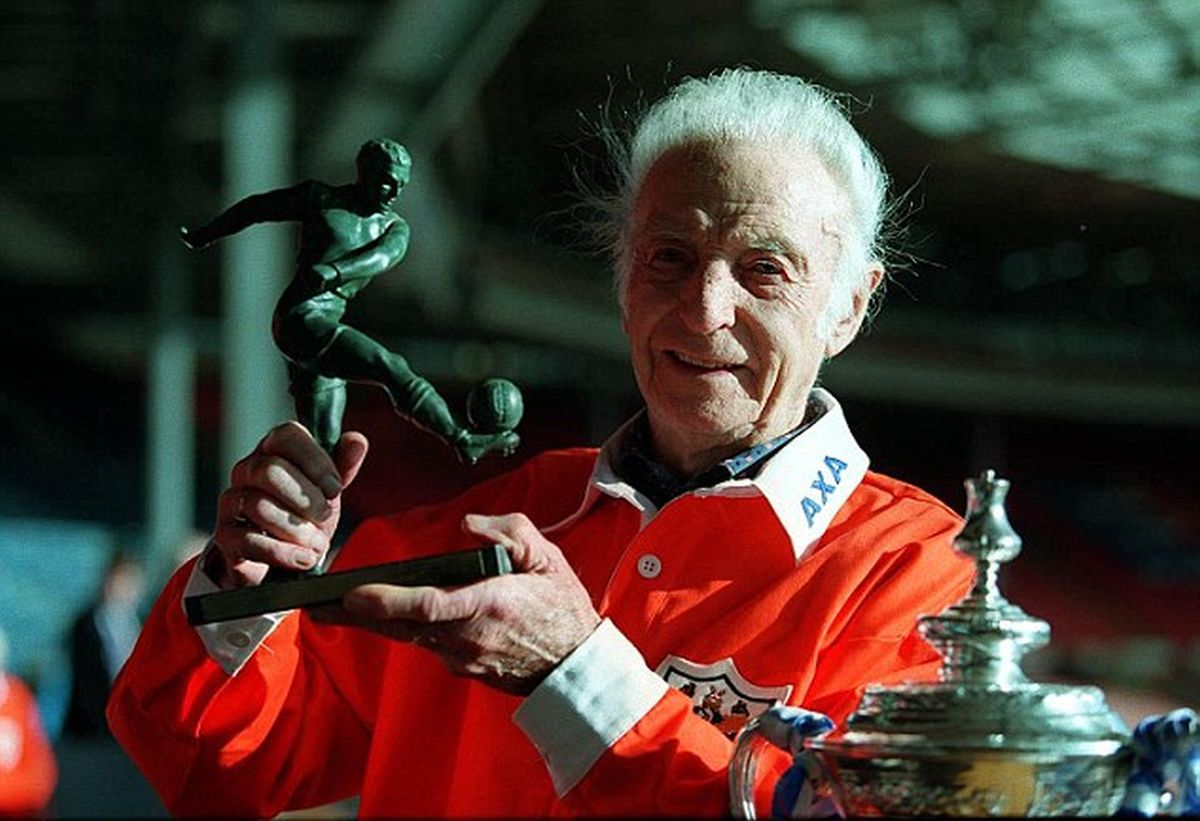 66 de ani de la decernarea primului „Balon de Aur” » Alegerea care a scandalizat Europa: avea 42 de ani și avusese niște cifre penibile!