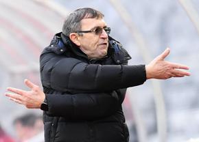 Scene incredibile într-un vestiar din Liga 1 » I-a trimis la duș, apoi i-a anunțat că sunt dați afară! Jucătorii au de recuperat OPT salarii + Primul care a plecat