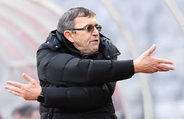 Scene incredibile într-un vestiar din Liga 1 » I-a trimis la duș, apoi i-a anunțat că sunt dați afară! Jucătorii au de recuperat OPT salarii + Primul care a plecat