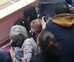 Imagine din timpul meciului CSM - Vipers, cu fanii urmărind de pe telefoane finala Mondialului
