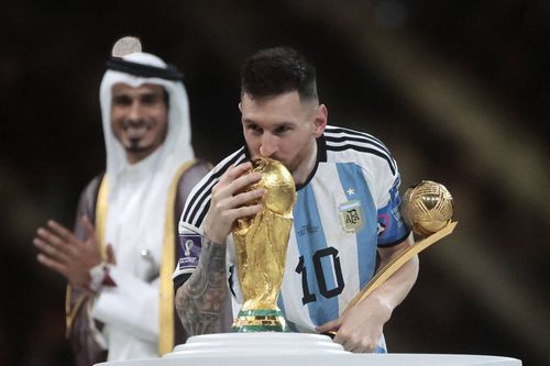 Messi, alături de cele două trofee câștigate în Qatar: Cupa Mondială și trofeul pentru cel mai bun jucător // Foto: Imago