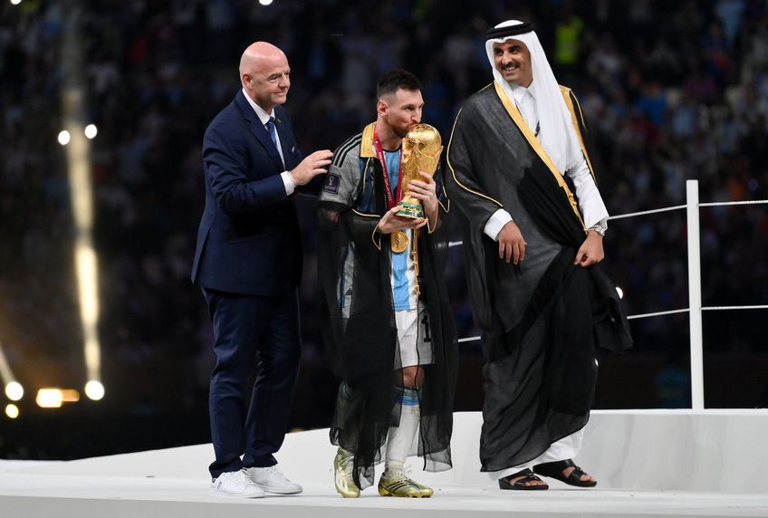 Viorel Moldovan (50 de ani) a contestat modul în care organizatorii l-au îmbrăcat pe Lionel Messi (35 de ani) în momentul decernării trofeului de campion mondial.