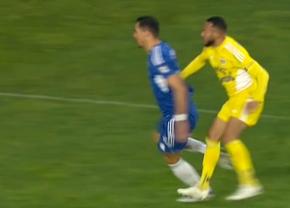 Gest de frustrare în Liga 1 » Jucătorul dorit de Rotaru a dat cu pumnul!