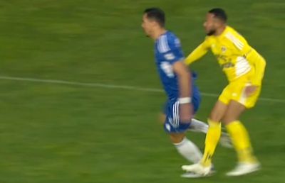 Gest de frustrare în Petrolul - FCU Craiova » Jucătorul dorit de Rotaru a dat cu pumnul!