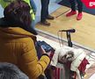 Imagine din timpul meciului CSM - Vipers, cu fanii urmărind de pe telefoane finala Mondialului