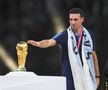 Lionel Scaloni (44 de ani), selecționerul care a adus titlul mondial Argentinei, a plâns ca un copil în timpul festivității de premiere. Și-a găsit cu greu cuvintele și la interviuri.