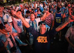 Petrecere fabuloasă la Buenos Aires! Parada pornită pe străzi după titlul mondial cucerit de Messi