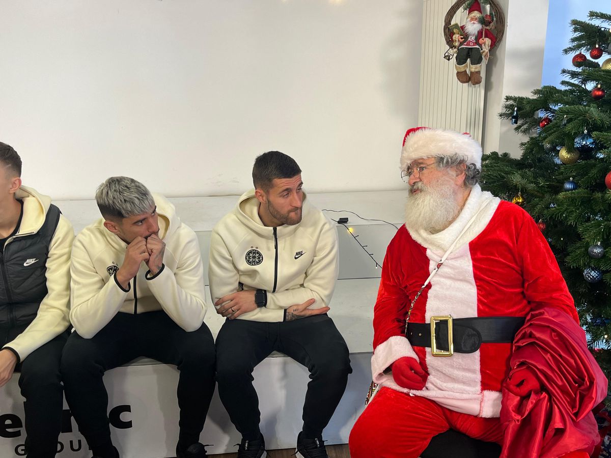 Moș Crăciun a avut ajutoare speciale » Coman, Tavi Popescu & Băluță au împărțit cadouri la baza FCSB