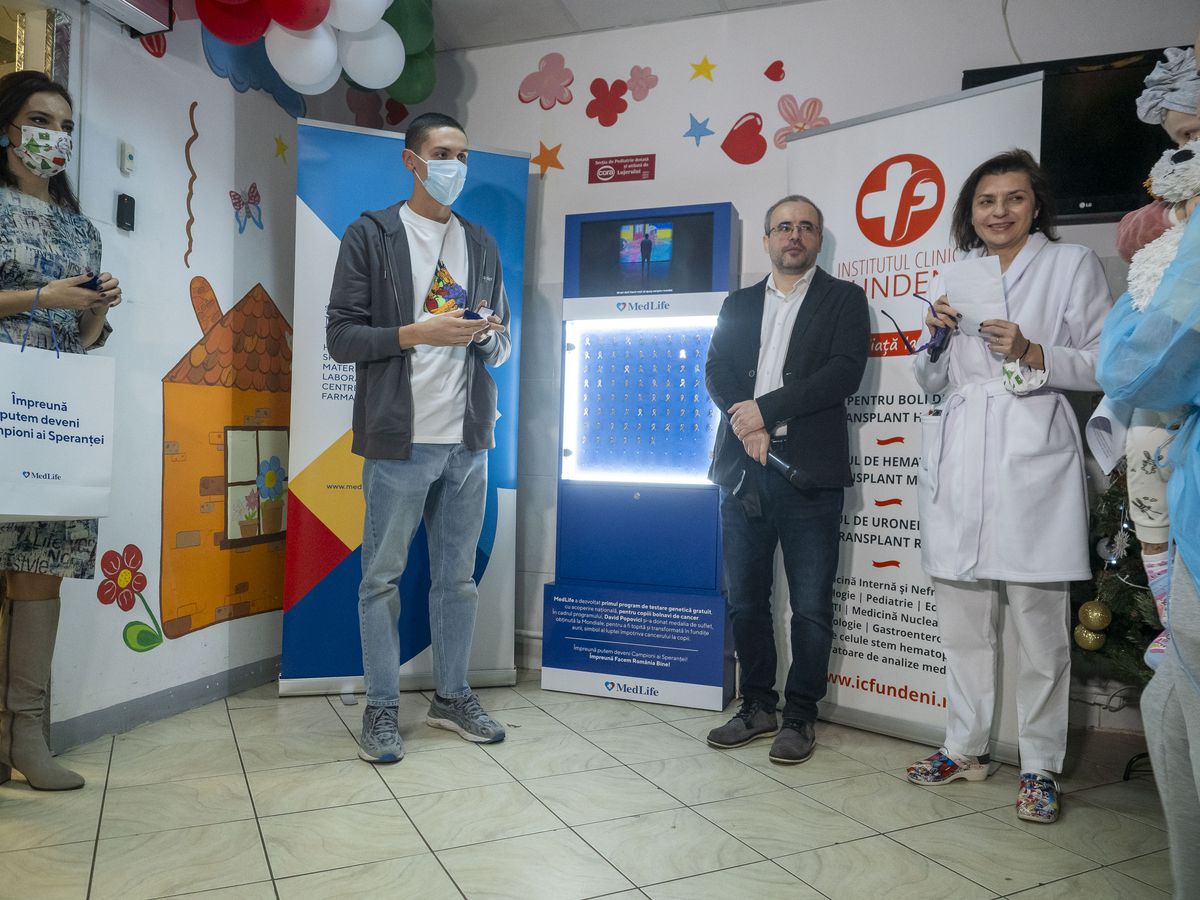 David Popovici le-a oferit copiilor care au învins cancerul fundițe confecționate din medalia sa de suflet: „Mă simt onorat să fiu alături de atâția campioni"
