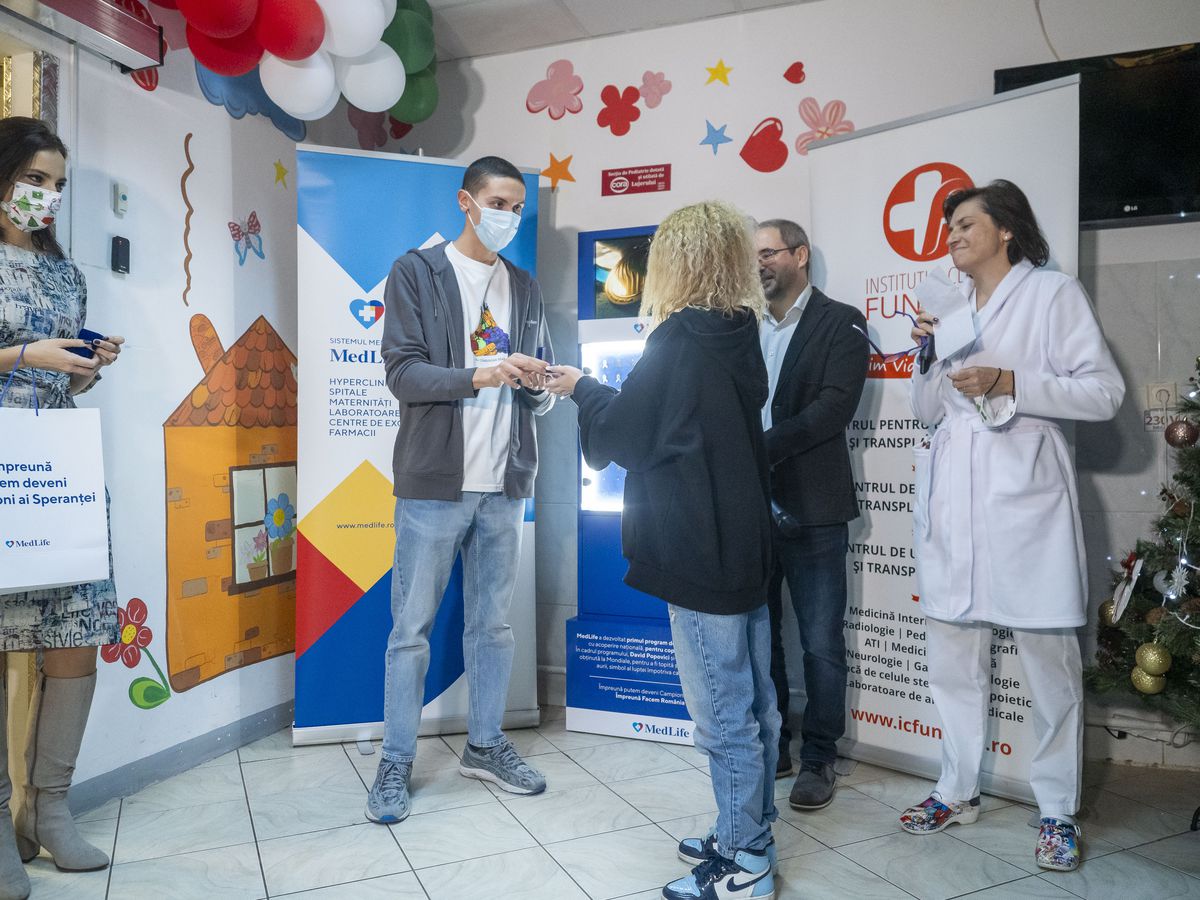 David Popovici le-a oferit copiilor care au învins cancerul fundițe confecționate din medalia sa de suflet: „Mă simt onorat să fiu alături de atâția campioni"