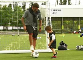 Mutu, next generation: Tiago, 6 ani, dă goluri și apoi interviuri în engleză!