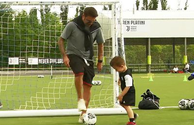 Mutu, next generation: Tiago, 6 ani, dă goluri și apoi interviuri în engleză!