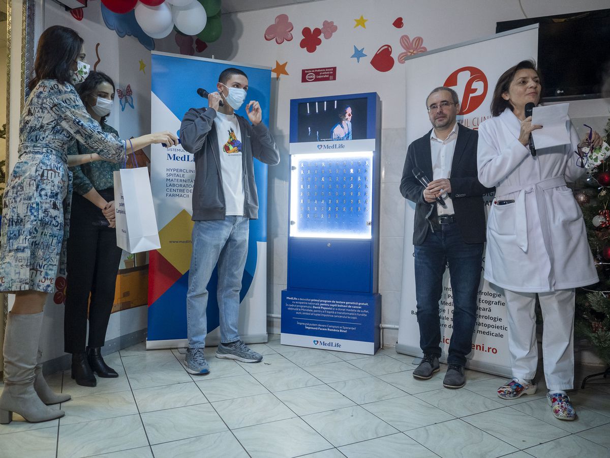 David Popovici le-a oferit copiilor care au învins cancerul fundițe confecționate din medalia sa de suflet: „Mă simt onorat să fiu alături de atâția campioni"