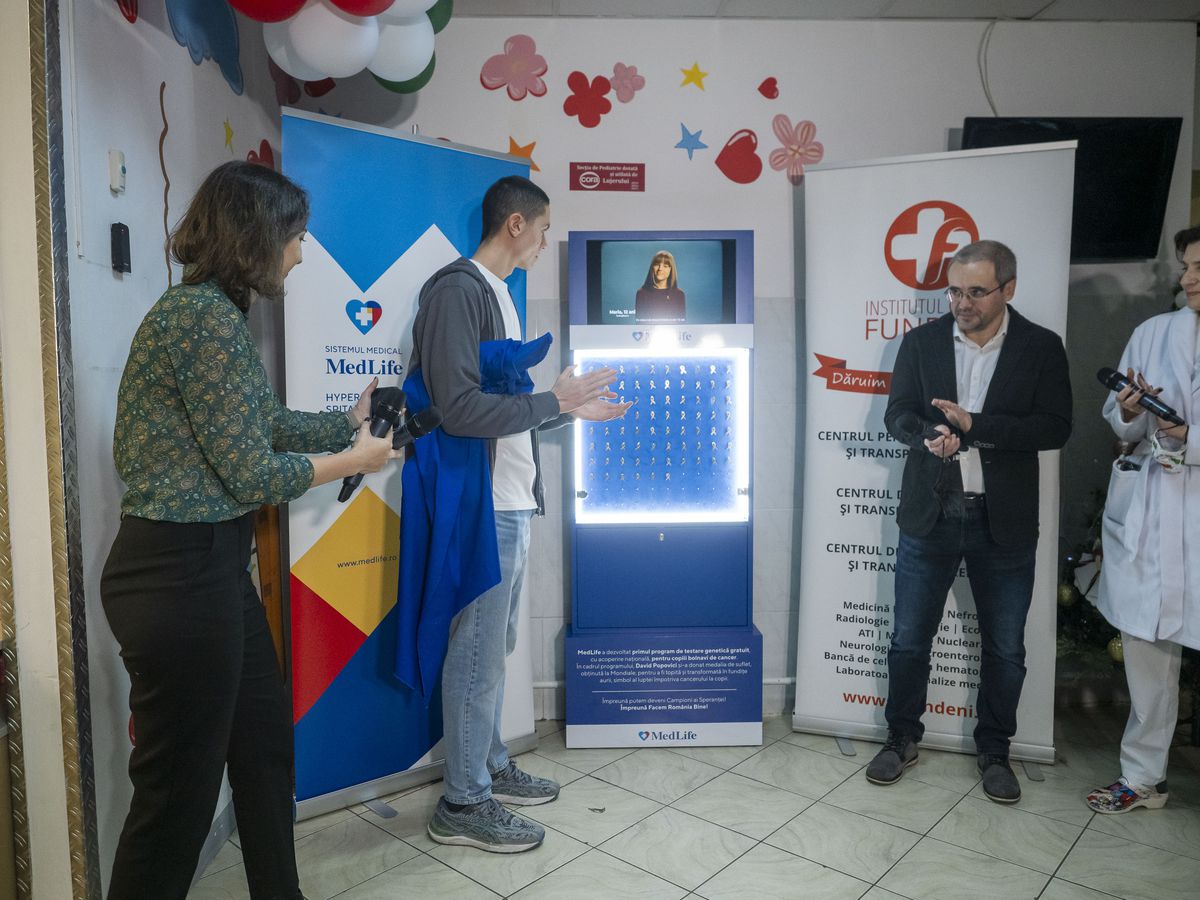 David Popovici le-a oferit copiilor care au învins cancerul fundițe confecționate din medalia sa de suflet: „Mă simt onorat să fiu alături de atâția campioni"