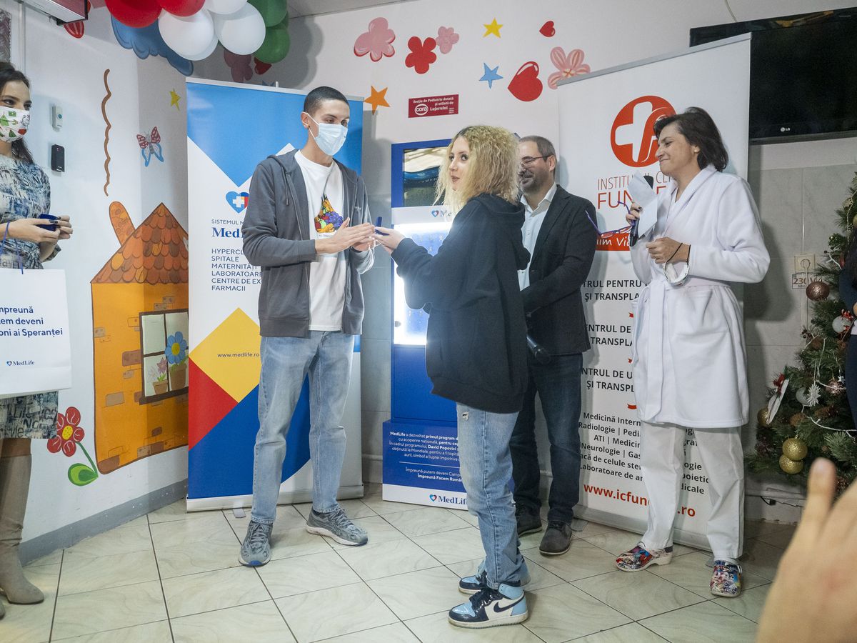 David Popovici le-a oferit copiilor care au învins cancerul fundițe confecționate din medalia sa de suflet: „Mă simt onorat să fiu alături de atâția campioni"