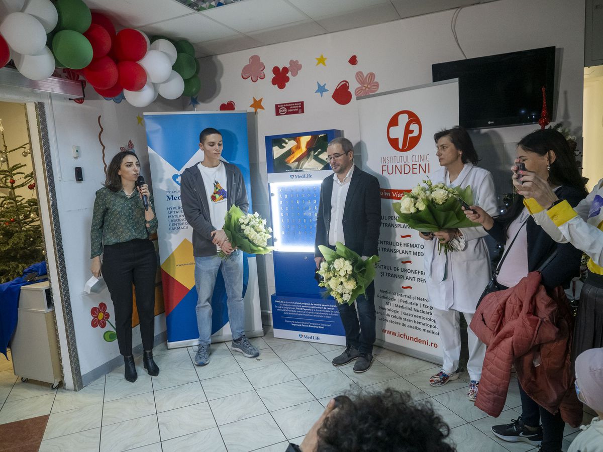 David Popovici le-a oferit copiilor care au învins cancerul fundițe confecționate din medalia sa de suflet: „Mă simt onorat să fiu alături de atâția campioni"