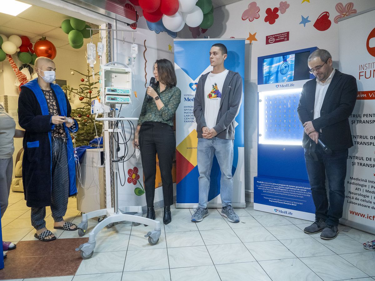 David Popovici le-a oferit copiilor care au învins cancerul fundițe confecționate din medalia sa de suflet: „Mă simt onorat să fiu alături de atâția campioni"