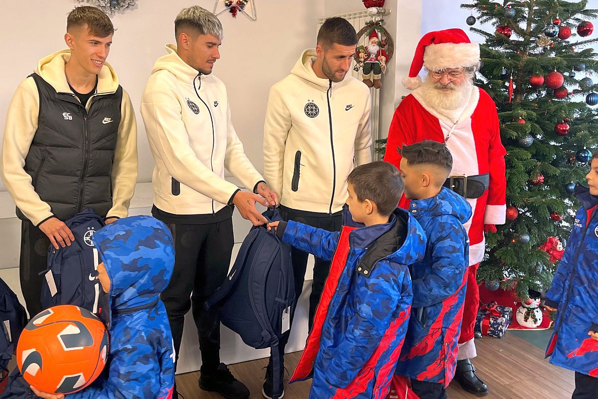 Moș Crăciun a avut ajutoare speciale » Coman, Tavi Popescu & Băluță au împărțit cadouri la baza FCSB