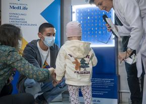 David Popovici le-a oferit copiilor care au învins cancerul fundițe confecționate din medalia sa de suflet: „Mă simt onorat să fiu alături de atâția campioni"