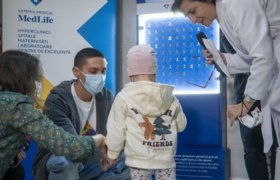 David Popovici le-a oferit copiilor care au învins cancerul fundițe confecționate din medalia sa de suflet: „Mă simt onorat să fiu alături de atâția campioni"