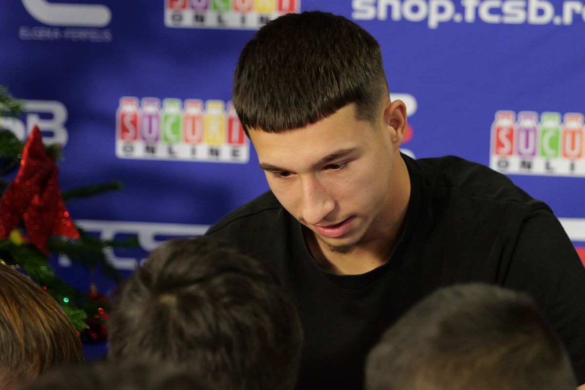 Jucătorii de la FCSB, ajutoarele Moșului pentru copiii din Academie » Pantea a luat microfonul GSP și l-a întrebat pe Lixandru: „Ce v-ați dori de Crăciun?”