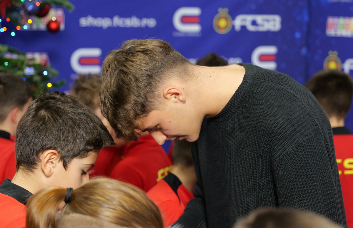Jucătorii de la FCSB, ajutoarele Moșului pentru copiii din Academie » Pantea a luat microfonul GSP și l-a întrebat pe Lixandru: „Ce v-ați dori de Crăciun?”